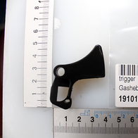 Ein schwarzer Auslösehebel, Teil 61, mit der Artikelnummer 1910102011. Der Hebel ist etwa 6 cm lang.