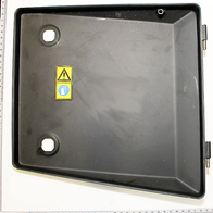 Ein schwarzer Kunststoffdeckel mit zwei Löchern und einem Warnsymbol. Der Deckel ist von oben fotografiert worden.