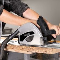 Scheppach Tauchsäge mit 2x700-mm-Führungsschiene, 24-Zoll-Sägeblatt, 1200-Watt-Leistung, Detailansicht mit Führungssystem und Arbeitsplatte