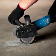 Scheppach MRS1300 Satiniermaschine mit gedrehter Metalldrahtbürste im Einsatz. Die Bürste wird auf einer Betonfläche verwendet.