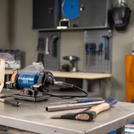 Scheppach-Doppelschleifer mit Schleifscheibenhalter und Zubehörbox in Werkstattumgebung