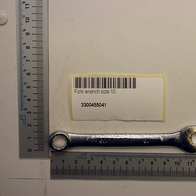 Ein Ring-Gabelschlüssel SW10 von Scheppach, Artikelnummer 3300455041, liegt auf einem weißen Hintergrund. Der Schlüssel ist von der Seite zu sehen.