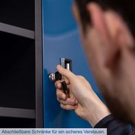 Abschließbare Schränke für sicheres Verstauen. Das Werkstatt Komplett Set GWS08 Scheppach bietet 8 Module für eine vollständige Werkstattausstattung, inklusive Werkstattwagen, Werkstattschrank, Werkzeugwand und Werkbank. Maße: 2360x500x2050mm.