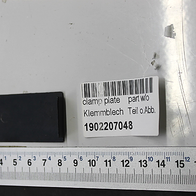 Klemmblech (Teilnummer 1902207048) mit Beschriftung und Barcode für Scheppach-Produkte