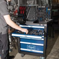 Der Scheppach Werkstattwagen TW1000 mit 263 Teilen, abschließbar, 7 Schubladen, Räder mit Sperrfunktion, Soft-Grip Handgriffe. Enthält verschiedene Werkzeuge wie Schraubenschlüssel, Schraubendreher und Zangen. Ideal für Werkstatt und Heimwerker.