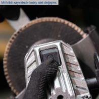 Der Akku-Winkelschleifer BC-AG125-X von Scheppach bietet eine einfache Werkzeugwechsel-Funktion direkt unter dem Milchkilid. Ideal für effizientes Arbeiten.