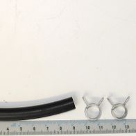 Ein Benzinschlauch mit zwei Metallklammern und einem Lineal zur Größenveranschaulichung. Der Schlauch ist etwa 90 cm lang und hat einen Außendurchmesser von 10 mm. Die Klemmen dienen zur Befestigung des Schlauchs.