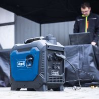 Scheppach-Inverter-Stromerzeuger mit USB-Anschlüssen und Tankanzeige für Motorleistung und Tankvolumen