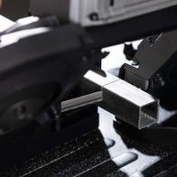 Metallbandsäge MBS1200xt Scheppach, Detailansicht des Sägetischs mit Führungsschiene. Die Maschine ist von vorne gezeigt.