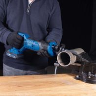 Scheppach-Werkzeug mit Klemmfutter für präzise Bearbeitung, angewendet auf Metallrohr in Werkstattumgebung