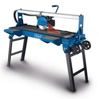 Fliesenschneider FS3600 von Scheppach, 230V, 900W, 920x36mm, klappbares Untergestell, Zuschnittlaser. Gezeigt von der Seite.