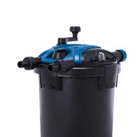 Teichdruckfilter Set PFS8000 von Scheppach, gezeigt von der Seite. Der Filter hat einen schwarzen Behälter mit blauen und schwarzen Komponenten oben. Zwei schwarze Schläuche sind an den Seiten angebracht.