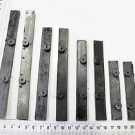 Tischeinlagen von Scheppach in verschiedenen Größen, von links nach rechts absteigend sortiert. Die Einlagen sind aus Metall und haben Befestigungslöcher.