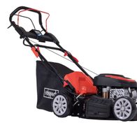 Benzin Rasenmäher MS150-46E SE von Scheppach, seitliche Ansicht. Der Rasenmäher hat einen schwarzen Auffangbehälter und einen roten Motor.
