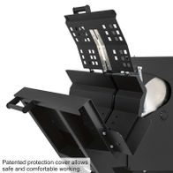 Patentierter Schutzdeckel ermöglicht sicheres und komfortables Arbeiten. Die Wippsäge WOX D700 Black Edition von Scheppach bietet eine Schnittlänge von 250-1500mm und ein 700mm HW-Sägeblatt.