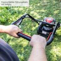 Ergonomischer Führungsgriff mit weichem Grip für komfortables Halten eines Scheppach-Wiesenmähers