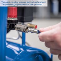 The Scheppach HC26Si compressor features a quick coupling for fast tool change. The pressure gauge displays the tank pressure.