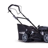 Benzin-Rasenmäher BLM460-161S Woodster von Scheppach, seitliche Ansicht.