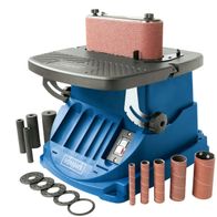 Spindelschleifmaschine OSM600 von Scheppach mit 18-teiligem Schleifhülsenset. Gezeigt von vorne mit Zubehörteilen.