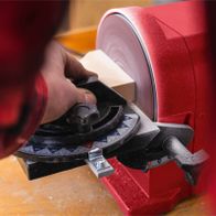 Der Band- und Tellerschleifer PX-BTS-450 Practixx bietet eine präzise Winkelverstellung mit Skalen für einfache und genaue Einstellungen. Die robuste Konstruktion sorgt für Stabilität und Langlebigkeit. Ideal für präzise Schleifarbeiten.