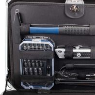 Werkzeugkoffer TB150 Scheppach mit 101 Teilen. Enthält verschiedene Werkzeuge wie Schraubendreher, Zangen, Schraubenschlüssel und mehr. Alle Werkzeuge sind in einem abschließbaren Koffer organisiert.