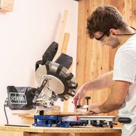 Scheppach-Kappzugsäge HM216SPX mit Arbeitsplatte, Sägeblatt und Bedienungshandschuh