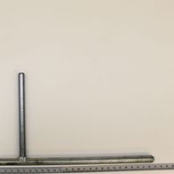 Ein Werkzeugauflage von Scheppach mit einem Lineal im Hintergrund. Die Werkzeugauflage ist von der Seite zu sehen.