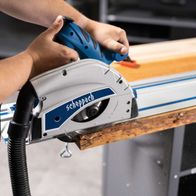 Die Tauchsäge PL55 von Scheppach mit 2x700mm Führungsschiene, 1200W Leistung und 160mm Sägeblatt mit 24 Zähnen. Die Säge verfügt über eine praktische Absaugung für Späne und Staub.