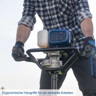 Ergonomische Hanggriffe für ein sicheres Arbeiten. Der Benzin Erdbohrer EB2000 von Scheppach bietet komfortable Handgriffe für eine bessere Kontrolle und Stabilität während der Arbeit.