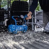 Scheppach Akku-Kompressor mit Druckregelung und Handgriff für präzise Steuerung