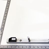 Gleitleiste kpl. von Scheppach, gezeigt von der Seite mit einem Lineal zur Größenveranschaulichung.