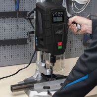 Die Scheppach Tischbohrmaschine BTD55Vario-BE mit 900W Motor und Vario-Drehzahlregelung. Bohrfutter für 1,5–13mm. Inklusive Laser für präzises Bohren. Gezeigt von der Seite mit aktiviertem Laser.