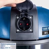 Der Nass-Trockensauger NTS30 Premium Scheppach verfügt über eine Werkzeugsteckdose mit 230 V und einer maximalen Leistung von 2000 W. Der Behälter hat ein Volumen von 30 Litern und die Maschine bietet eine Leistung von 1300 W.