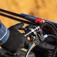 Handgriff mit Schaltknopf für Scheppach-Dumper-Details, Fokus auf Steuerungselement