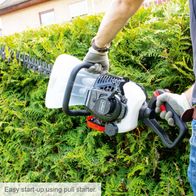 The petrol hedge trimmer HTH250/240P by Scheppach features an easy start-up using a pull starter.
