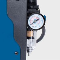 Der Scheppach PLC40 Plasmaschneider verfügt über ein Druckmanometer zur präzisen Druckkontrolle. Das Manometer misst bis zu 1,6 MPa (250 Psi) und hat eine Skala von 0-150 Psi für genaue Einstellungen.
