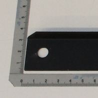 Eine lange schwarze Strebe mit zwei Löchern, von oben fotografiert. Produktname: Strebe lang unten.