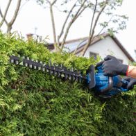 Hacke mit ergonomischem Griff für präzises Schneiden von Hecken und Sträuchern