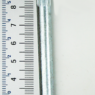 Ein Führungsbolzen Ø8x90 von Scheppach neben einem Lineal zur Größenveranschaulichung. Der Bolzen wird von links gezeigt.
