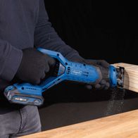 Die Akku-Säbelsäge C-RS100-X von Scheppach hat eine Hublänge von 20 mm, eine Schnitttiefe von 115 mm und eine Hubzahl von 0-2800 min⁻¹. Sie verfügt über eine LED-Beleuchtung und wird inklusive 2Ah Akku und 2,4A Ladegerät geliefert.