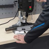 Tischbohrmaschine TBD55 von Scheppach im Betrieb. Ein Benutzer bedient die Maschine, die auf 580 Umdrehungen pro Minute eingestellt ist.