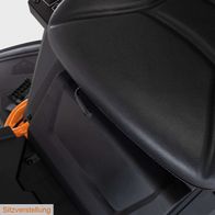 Der Akku-Aufsitzrasenmäher IX-ERT-920E IXES bietet eine Sitzverstellung für individuellen Komfort. Der Sitz ist ergonomisch geformt und lässt sich an verschiedene Körpergrößen anpassen.