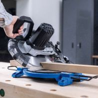 Die Kapp- und Gehrungssäge HM210L von Scheppach verfügt über eine Schnittbreite von 120mm und eine Schnitthöhe von 60mm. Sie hat eine Leistung von 1500W und ein 24Z-Sägeblatt.