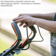Der Radantrieb unterstützt während des Mähvorgangs optimal – besonders an steileren Rasenflächen.