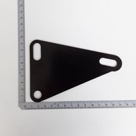 Scheppach Platte, dreieckige Form mit drei Löchern, von der Seite betrachtet.