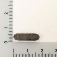 Passfeder A5x5x18 neben einem Lineal. Die Passfeder ist von der Seite zu sehen.