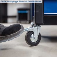 Große, leichtgängige Räder mit Feststellbremse für stabilen Transport und sicheres Halten