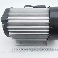 Elektromotor mit Anschlussklemmen und Kontrollleuchten, vermutlich für industrielle Anwendung