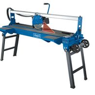 Fliesenschneider FS4700 von Scheppach, seitliche Ansicht. Die Maschine ist auf einem klaren Hintergrund gezeigt.