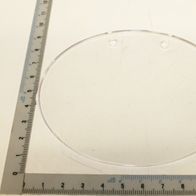 Eine transparente Schutzscheibe mit zwei Befestigungslöchern, von oben fotografiert. Produktname: Schutzscheibe links - ohne Lupe.